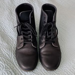 Dr. Martens Shoreditch. W Size 9. Color black.